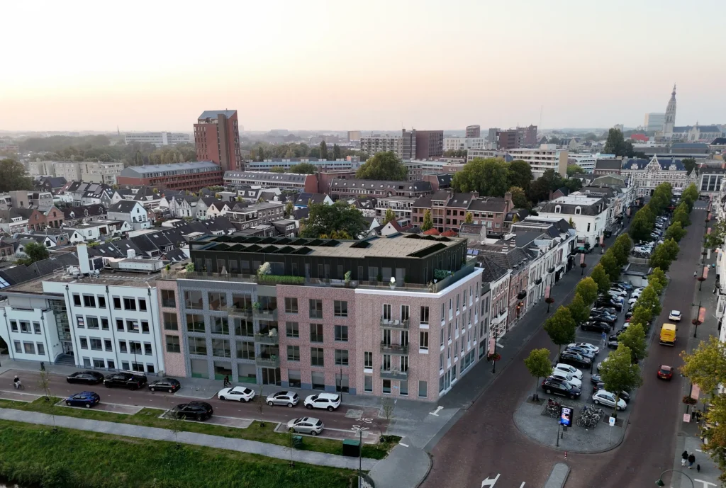 Luchtfoto van nieuwbouwproject De Mark Veste in Breda, modern appartementencomplex in het centrum met groene daken en stedelijke omgeving